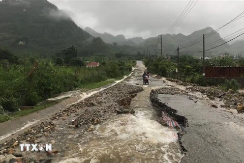 Mưa lũ gây xói mòn nền đường tại nhiều tuyến đường giao thông của tỉnh Lai Châu. (Ảnh: Việt Hoàng/TTXVN)