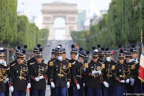 Diễu binh vinh danh những người hùng trong cuộc chiến chống dịch COVID-19. (Nguồn: Getty Images/AFP)