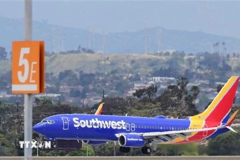 Máy bay của hãng hàng không Southwest Airlines hạ cánh xuống sân bay quốc tế Los Angeles, California, Mỹ. (Ảnh: AFP/TTXVN)