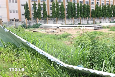 Thi công dang dở dự án xây mới Trường Tiểu học Ấp Đình, huyện Hóc Môn, Thành phố Hồ Chí Minh. (Ảnh: Trần Xuân Tình/TTXVN)