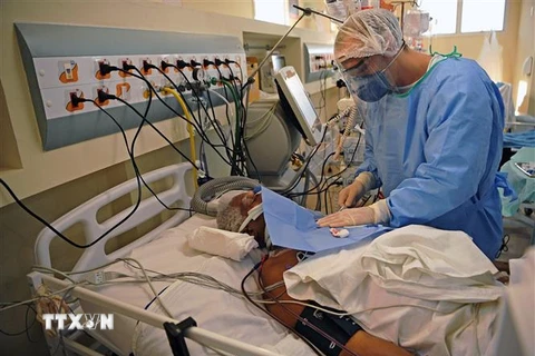 Nhân viên y tế lấy điều trị cho bệnh nhân COVID-19 tại bệnh viện ở Niteroi, Rio de Janeiro (Brazil). (Ảnh: THX/TTXVN)