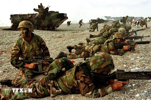 Lính thủy đánh bộ Mỹ tham gia tập trận chung với binh sỹ Hàn Quốc tại Pohang (Hàn Quốc). (Ảnh: AFP/TTXVN)