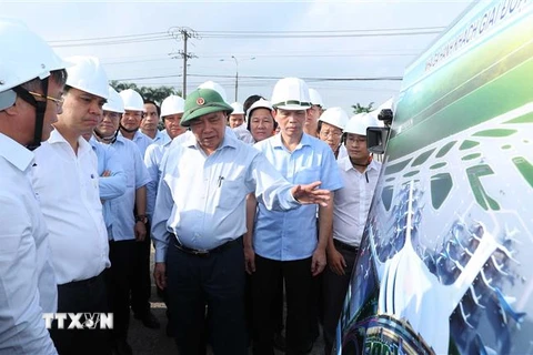 Thủ tướng Nguyễn Xuân Phúc xem bản đồ quy hoạch sử dụng đất khu dân cư tái định cư xã Lộc An-Bình Sơn, huyện Long Thành. (Ảnh: Thống Nhất/TTXVN)