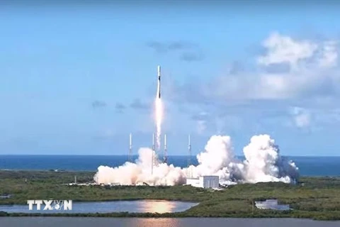 Tên lửa đẩy Falcon 9 của SpaceX (Mỹ) mang theo vệ tinh Anasis-II của Hàn Quốc rời bệ phóng tại Trung tâm Vũ trụ Kennedy ở Florida, Mỹ. (Ảnh: Yonhap/TTXVN)