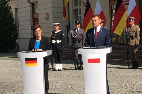Bộ trưởng Quốc phòng Đức Annegret Kramp-Karrenbauer (trái) và người đồng cấp Ba Lan Mariusz Błaszczak. (Nguồn: dw.com)