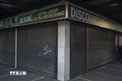 Một cửa hàng đóng cửa do dịch COVID-19 tại Johannesburg, Nam Phi. (Ảnh: AFP/TTXVN)