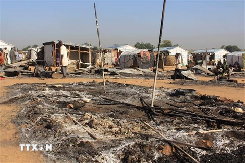 Hiện trường một vụ tấn công tại Maiduguri, bang Borno, đông bắc Nigeria. (Ảnh: AFP/TTXVN)