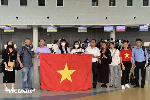 Công dân Việt Nam tại Maroc chuẩn bị làm thủ tục lên máy bay về nước. (Nguồn: Bộ Ngoại giao)