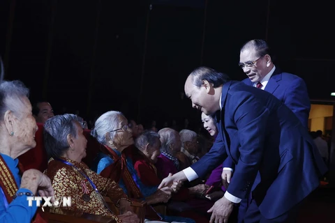 Thủ tướng Nguyễn Xuân Phúc với các Mẹ Việt Nam Anh hùng tham dự buổi gặp mặt. (Ảnh: Thống Nhất/TTXVN)