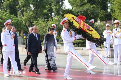 Đoàn đại biểu Lãnh đạo Đảng, Nhà nước đặt vòng hoa tưởng niệm các Anh hùng liệt sỹ. (Ảnh: Dương Giang/TTXVN)