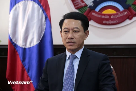 Bộ trưởng Ngoại giao Lào Saleumsay Kommasith tại buổi trả lời phỏng vấn phóng viên TTXVN tại Lào. (Ảnh: Thu Phương/Vietnam+)