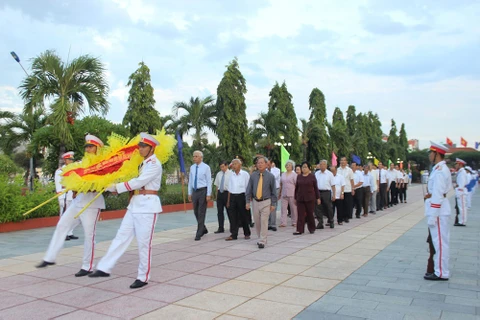Đoàn đại biểu Tỉnh ủy Phú Yên đặt vòng hoa và dâng hương tại Nghĩa trang liệt sĩ tỉnh. (Nguồn: Báo Phú Yên)