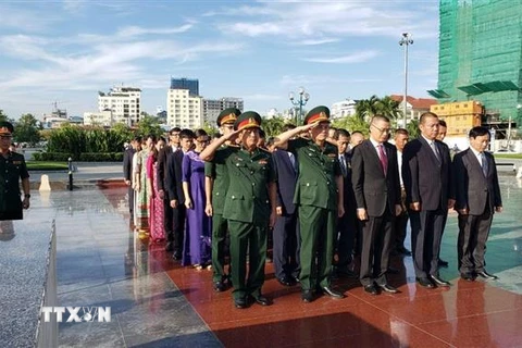 Đoàn cán bộ Việt Nam do Đại sứ Vũ Quang Minh dẫn đầu dâng hương tri ân các Anh hùng liệt sỹ tại Tượng đài Hữu nghị Việt Nam-Campuchia ở thủ đô Phnom Penh. (Ảnh: Nguyễn Vũ Hùng/TTXVN)