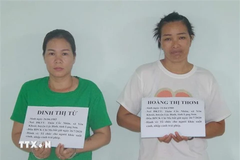 Hai đối tượng tổ chức đưa đón người xuất nhập cảnh trái phép vào Việt Nam bị lực lượng biên phòng Chi Ma bắt giữ. (Ảnh: TTXVN phát)
