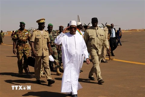 Tổng thống Mali Ibrahim Boubacar Keita tại sân bay Gao, Mali. (Ảnh: AFP/TTXVN)