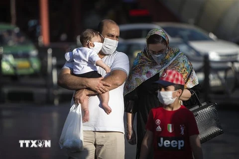 Người dân đeo khẩu trang phòng lây nhiễm COVID-19 tại Tehran, Iran. (Ảnh: THX/TTXVN)