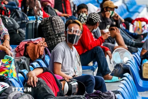 Người dân đeo khẩu trang phòng lây nhiễm COVID-19 tại Manila, Philippines. (Ảnh: THX/TTXVN)