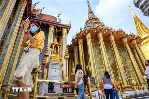 Du khách thăm quan Hoàng Cung ở Bangkok, Thái Lan. (Ảnh: AFP/TTXVN)