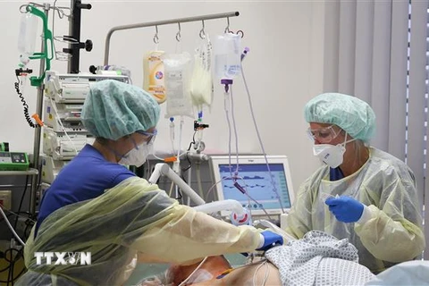 Nhân viên y tế chăm sóc bệnh nhân mắc COVID-19 tại một bệnh viện ở Magdeburg, Đức. (Ảnh: AFP/TTXVN)