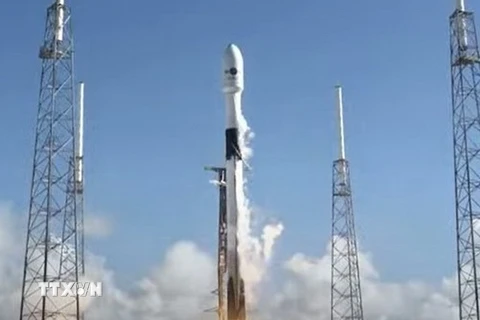Tên lửa đẩy Falcon 9 của SpaceX (Mỹ) mang theo vệ tinh Anasis-II của Hàn Quốc rời bệ phóng tại Trung tâm Vũ trụ Kennedy ở Florida, Mỹ. (Ảnh: Yonhap/TTXVN) 