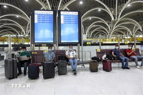 Hành khách đeo khẩu trang phòng lây nhiễm COVID-19 tại sân bay quốc tế Baghdad, Iraq. (Ảnh: THX/TTXVN)