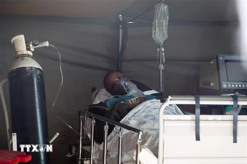 Bệnh nhân COVID-19 được điều trị tại bệnh viện ở Pretoria, Nam Phi. (Ảnh: THX/TTXVN)