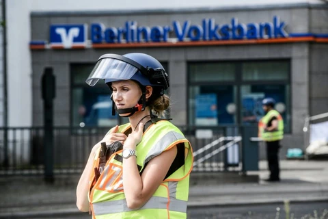 Cảnh sát phong tỏa tại chi nhánh ngân hàng Volksbank trước quảng trường Bundesplatz. (Nguồn: morgenpost.de)