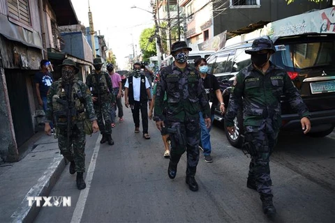 Cảnh sát tuần tra tại một tuyến phố ở ngoại ô thủ đô Manila, Philippines sau khi chính quyền địa phương tái áp đặt lệnh phong tỏa trong bối cảnh dịch COVID-19 lây lan nhanh. (Ảnh: AFP/TTXVN)