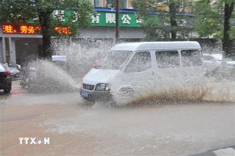 Cảnh ngập lụt sau mưa lớn do ảnh hưởng của bão Hagupit tại tỉnh Chiết Giang, miền Đông Trung Quốc. (Ảnh: THX/TTXVN)