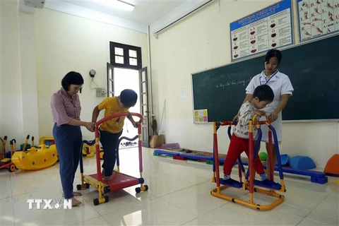 Tập phục hồi chức năng cho các học sinh khuyết tật tại trường phục hồi chức năng và dạy nghề cho người khuyết tật huyện Tiên Lữ. (Ảnh: Phạm Kiên/TTXVN)