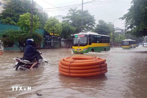 Đường Tôn Đức Thắng (thành phố Vĩnh Yên, tỉnh Vĩnh Phúc) bị ngập do mưa lớn. (Ảnh: Hoàng Hùng/TTXVN)