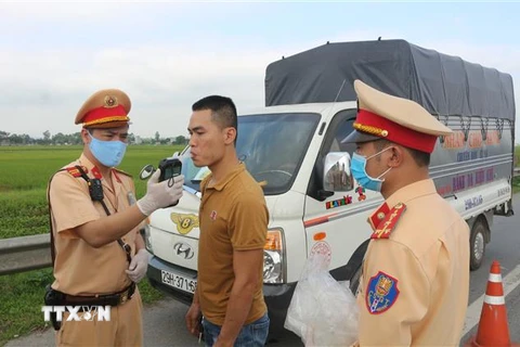 Lực lượng Cảnh sát giao thông Hà Nam kiểm tra nồng độ cồn người điều khiển phương tiện giao thông đường bộ. (Ảnh: TTXVN)