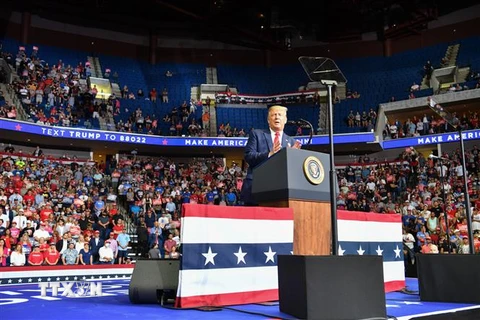 Tổng thống Mỹ Donald Trump phát biểu trong chiến dịch vận động tranh cử tại Tulsa, Oklahoma, Mỹ. (Ảnh: AFP/TTXVN)