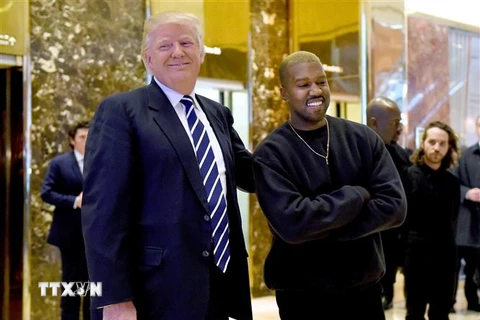 Tổng thống Mỹ Donald Trump (trái) và nghệ sỹ nhạc rap Kanye West trong cuộc gặp tại New York, Mỹ, ngày 13/12/2016. (Ảnh: AFP/TTXVN)