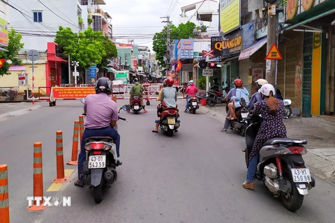 Người dân Đà Nẵng tuân thủ cách ly xã hội dừng xe giãn cách khi tham gia giao thông. (Ảnh: Trần Lê Lâm/TTXVN)