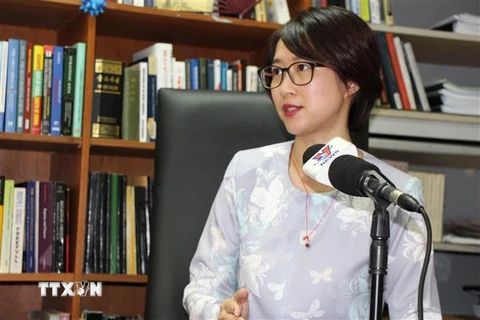 Tiến sỹ Hoo Chiew-Ping, giảng viên cao cấp về nghiên cứu chiến lược và quan hệ quốc tế, Đại học Quốc gia Malaysia trả lời phỏng vấn phóng viên TTXVN. (Ảnh: Nguyễn Hà/TTXVN)