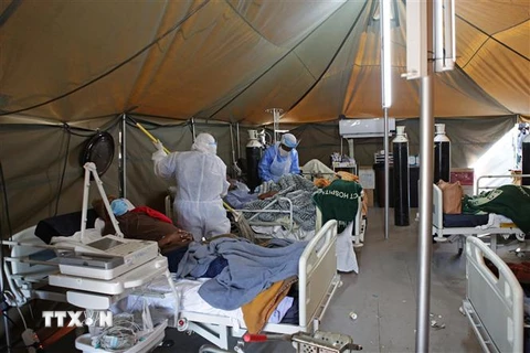 Nhân viên y tế chăm sóc bệnh nhân mắc COVID-19 tại một bệnh viện ở Pretoria, Nam Phi. (Ảnh: AFP/TTXVN)