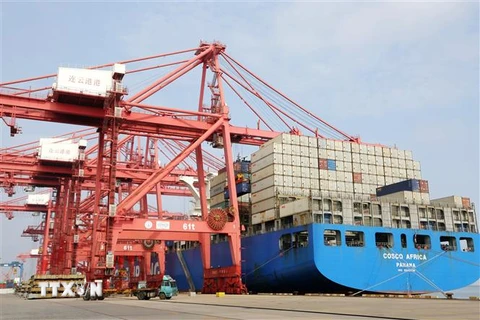 Bốc dỡ hàng hóa tại cảng ở tỉnh Giang Tô, Trung Quốc. (Ảnh: THX/TTXVN)