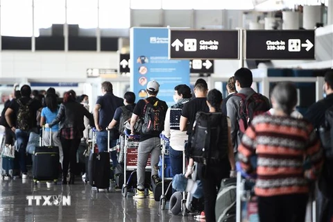 Hành khách chờ làm thủ tục tại sân bay Fiumicino ở Rome, Italy. (Ảnh: AFP/TTXVN)