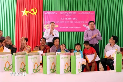 Thượng tướng Nguyễn Văn Rinh, Chủ tịch Hội nạn nhân da cam/Dioxin Việt Nam, tặng quà nạn nhân Da cam tỉnh Sóc Trăng. (Ảnh: Trung Hiếu/TTXVN)