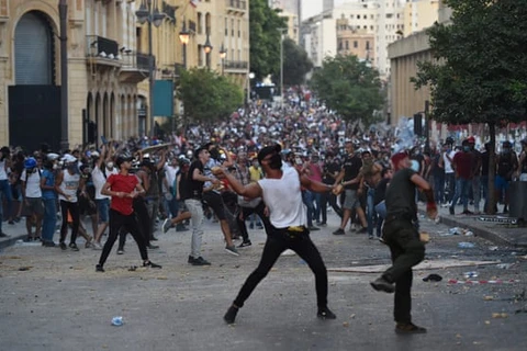 Người biểu tình đụng độ với cảnh sát tại thủ đô Beirut. (Nguồn: EPA)