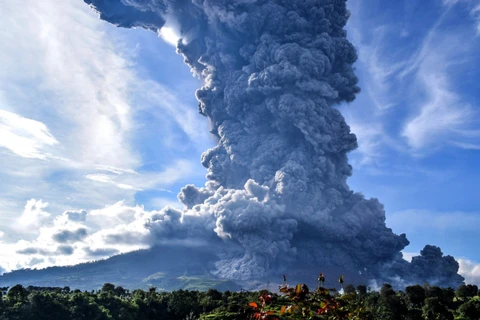 Núi lửa Sinabung phun tro bụi. (Nguồn: EPA)