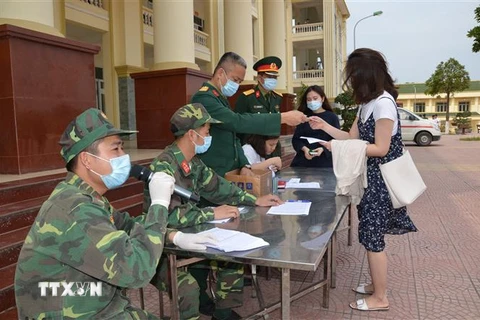 Các công dân thực hiện cách ly tại Trường Quân sự Bộ Tư lệnh Thủ đô Hà Nội. (Ảnh: TTXVN phát)