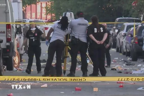 Lực lượng chức năng điều tra tại hiện trường vụ nổ súng ở thủ đô Washington, DC, Mỹ. (Ảnh: Wusa9/TTXVN)
