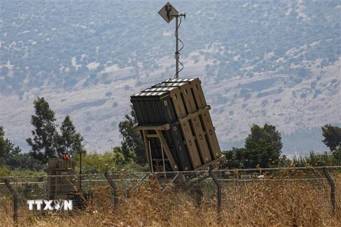 Hệ thống phòng thủ tên lửa Vòm Sắt của Israel tại thị trấn Bet Hillel, miền bắc Israel. (Ảnh: AFP/TTXVN)