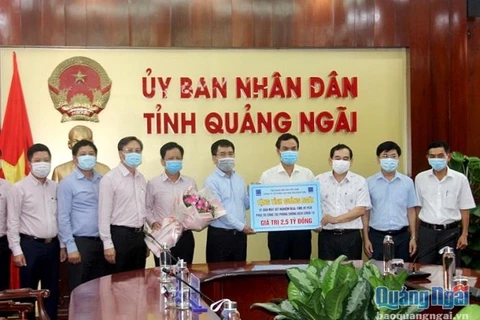 Tập đoàn Dầu khí Việt Nam và BSR trao bảng tượng trưng máy xét nghiệm Real Time- PCR trị giá 2,5 tỷ đồng cho UBND tỉnh Quảng Ngãi. (Nguồn: Báo Quảng Ngãi)
