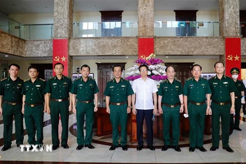 Phó Thủ tướng Vũ Đức Đam với các cán bộ, sỹ quan chỉ huy Bộ Tư lệnh Bộ đội Biên phòng. (Ảnh: Dương Giang/TTXVN)