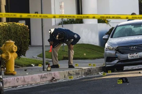 Cảnh sát phong tỏa hiện trường vụ xả súng. (Nguồn: Los Angeles Times)