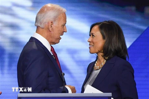 Cựu Phó Tổng thống Mỹ Joe Biden (trái) và Thượng nghị sỹ Kamala Harris sau cuộc tranh luận trực tiếp vòng ba bầu cử Tổng thống của đảng Dân chủ ở Houston, Texas ngày 12/9/2019. (Ảnh: AFP/TTXVN)