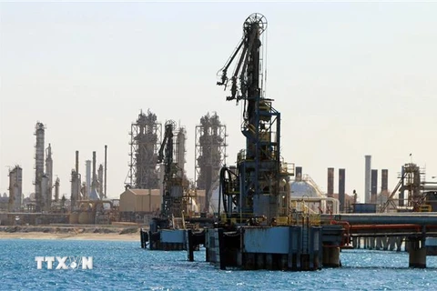 Một giàn khoan dầu ở thị trấn al-Buraqah, Libya. Ảnh: AFP/TTXVN